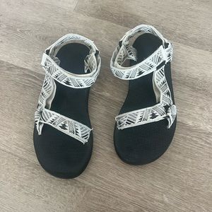 Tevas size 6